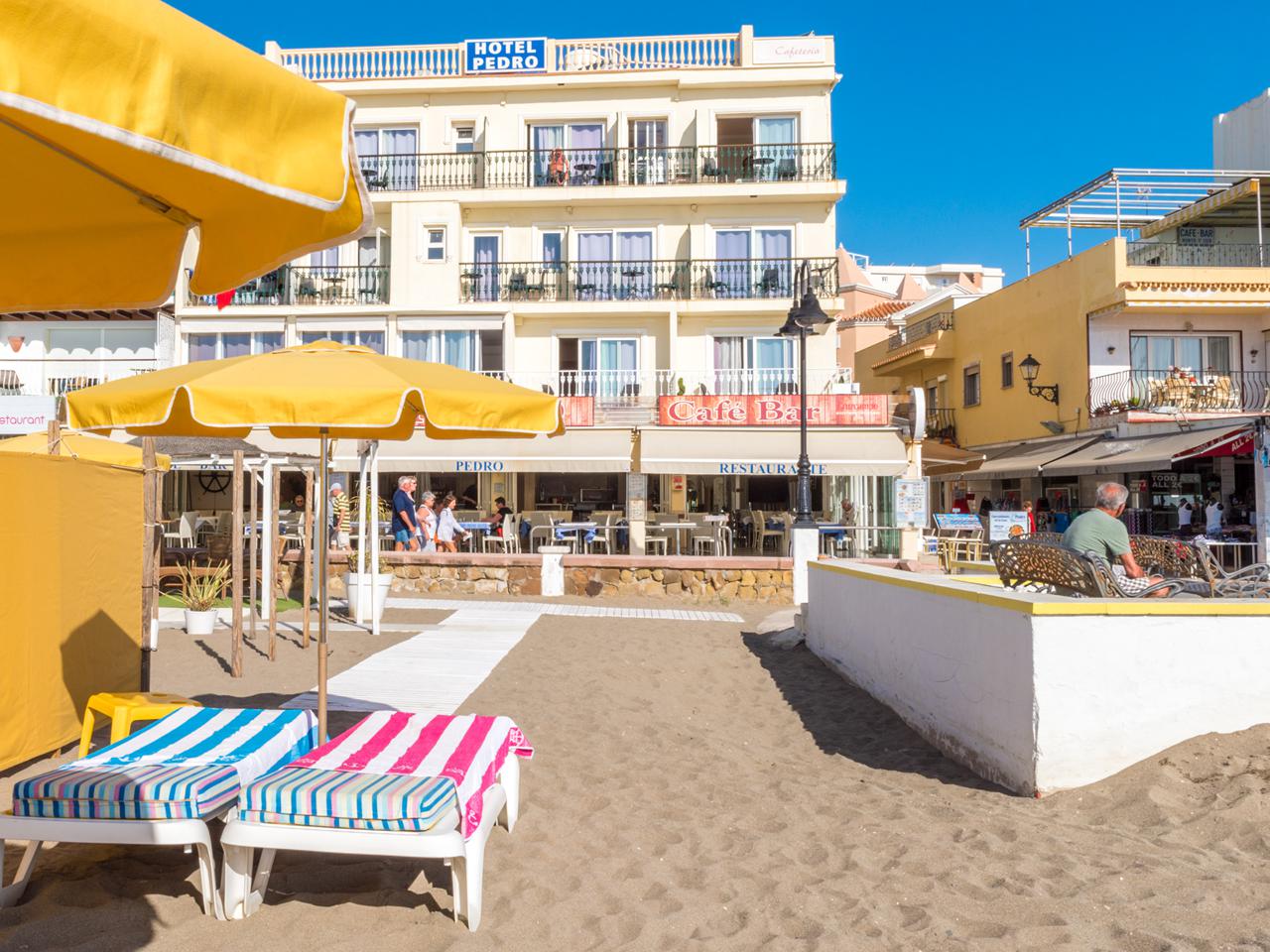 Hotel Pedro aan het strand en de boulevard van La Carihuela